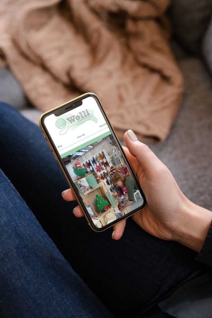 Mobiel waarop de nieuwsbrief te zien is.